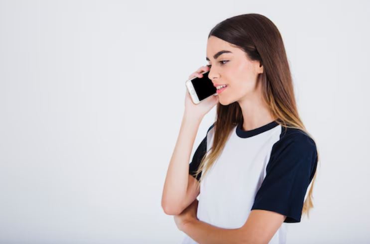 Jovencita obediente cumpliendo fetiches por teléfono