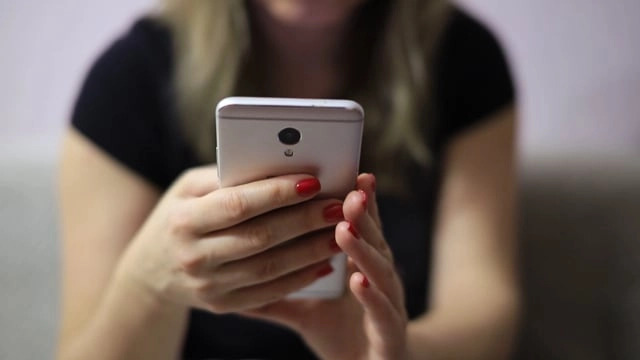 Chica caliente confesando por teléfono